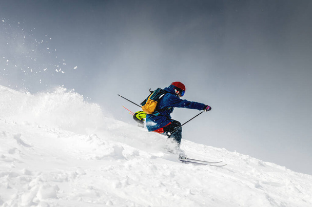 "Hiihto, hiihtäjä, eloisa - freeride, mies on tyylikkäästi hiihtää lumisella rinteellä lumi pöly plume takanaan" - Valokuva, kuva