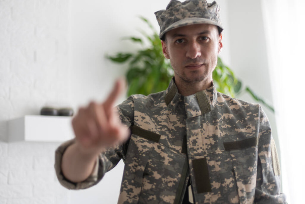 militaire man met wijsvinger. - Foto, afbeelding