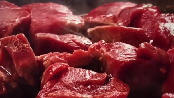 Recept na červené maso a příprava jídla, vaření hovězího na pánvi. Vysoce kvalitní 4K záběry - Záběry, video