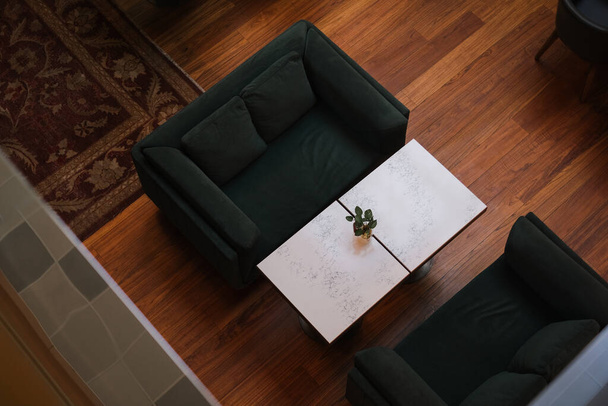 zielone sofy i stół między nimi widok z góry - Zdjęcie, obraz