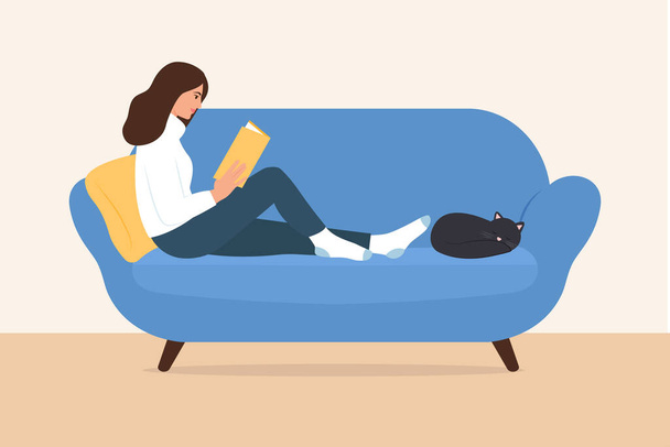 Das Mädchen im warmen Pullover sitzt auf der Couch und liest ein Buch. Glückliche friedliche Frau, die sich in einem gemütlichen Zimmer mit Katze ausruht. Vektorillustration - Vektor, Bild