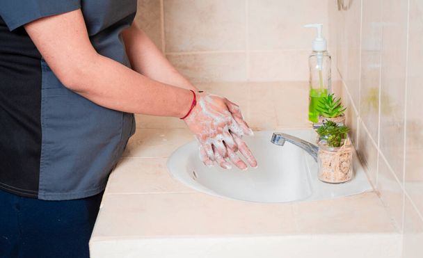 "石鹸で手を洗う人の閉じる,正しい手の洗浄の概念, coid19を防ぐための方法" - 写真・画像