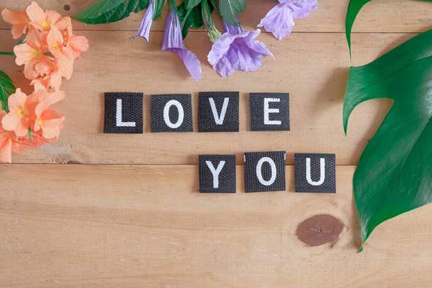 Love you tag with flower on wood table. - Fotoğraf, Görsel