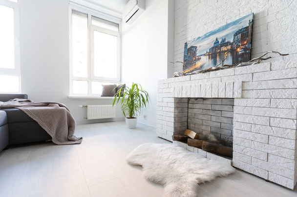 studio dans un style minimaliste, cheminée, canapé. - Photo, image