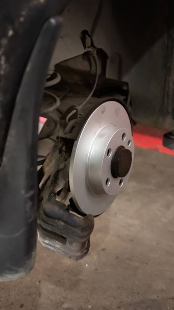 "Installing a new brake disc." - Foto, Bild