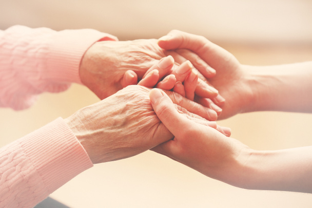Aider les mains, prendre soin des personnes âgées concept - Photo, image