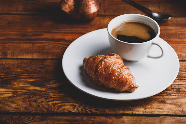 "Cup of Black Coffee and Fresh Croissant" - Foto, afbeelding