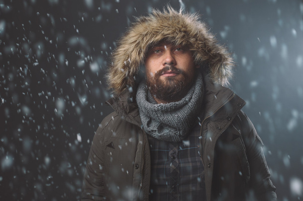 Pohledný muž v sněhové bouři - Fotografie, Obrázek