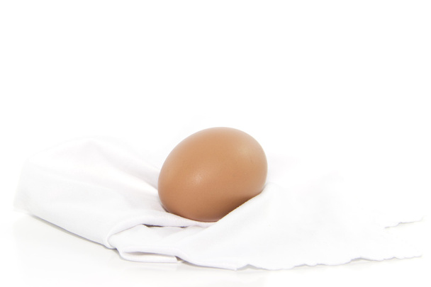  Uovo puro su tessuto bianco
  - Foto, immagini