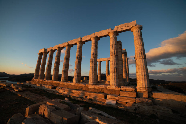 Sounion, Tempel des Poseidon in Griechenland, im Licht des Sonnenuntergangs - Foto, Bild