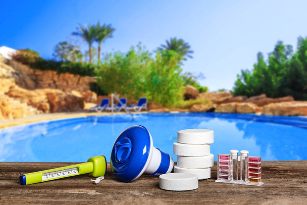 "Ausrüstung mit chemischen Reinigungsprodukten und Werkzeugen für die Wartung des Schwimmbades." - Foto, Bild