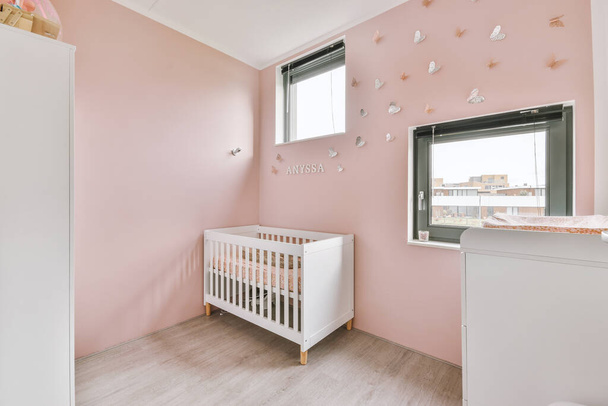 "Легка затишна дитяча кімната з ліжком
" - Фото, зображення