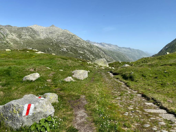 Túraútvonalak vagy hegymászó útvonalak az őszi svájci alpesi környezetben és a Szent Gotthárd hágó (Gotthardpass) hegyvidéki területen, Airolo - Ticino kanton (Tessin), Svájc (Schweiz) - Fotó, kép