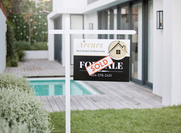 "New beginnings. for sale sign with a sold sticker outside a house." - Foto, Imagen