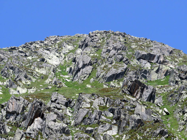 İsviçre 'de yaz mevsiminde ve St. Gotthard geçidinde (Gotthardpass) kayalar ve taşlar, Airolo - Ticino Kantonu (Tessin), İsviçre (Schweiz) - Fotoğraf, Görsel