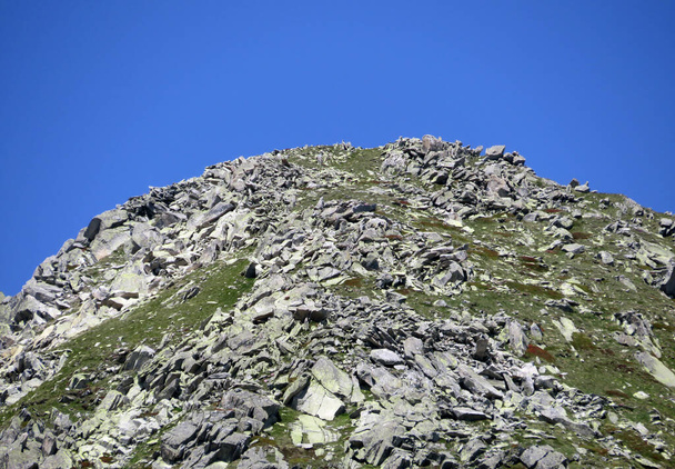 İsviçre 'de yaz mevsiminde ve St. Gotthard geçidinde (Gotthardpass) kayalar ve taşlar, Airolo - Ticino Kantonu (Tessin), İsviçre (Schweiz) - Fotoğraf, Görsel