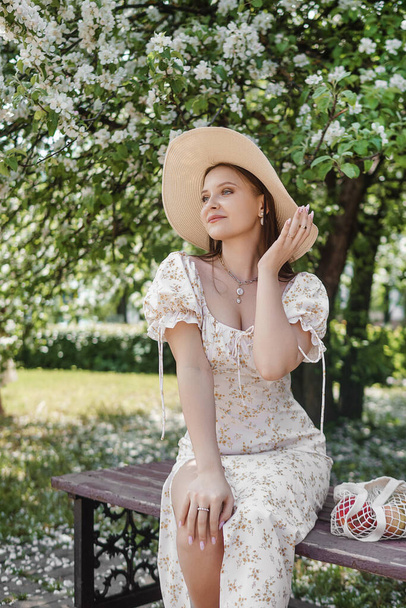 gyönyörű nő egy nyári ruha pózol a parkban - Fotó, kép