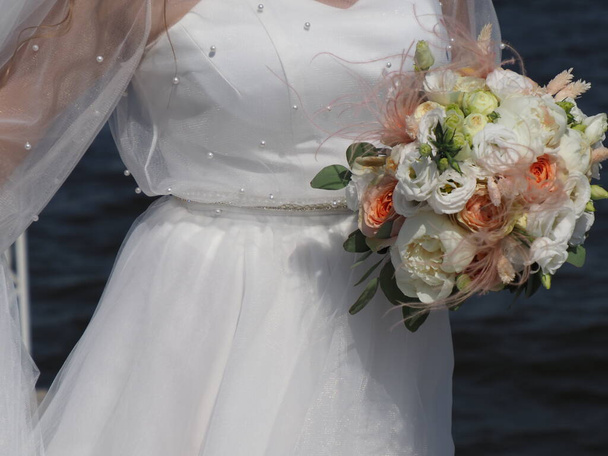 Beyaz elbiseli gelinin elinde bir buket - Fotoğraf, Görsel