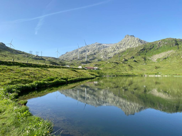Θερινή ατμόσφαιρα στη λίμνη Lago di Rodont (λίμνη Rodont) στην ελβετική αλπική περιοχή του βουνού St. Gotthard Pass (Gotthardpass), Airolo - Καντόνιο Ticino (Tessin), Ελβετία (Schwiz) - Φωτογραφία, εικόνα