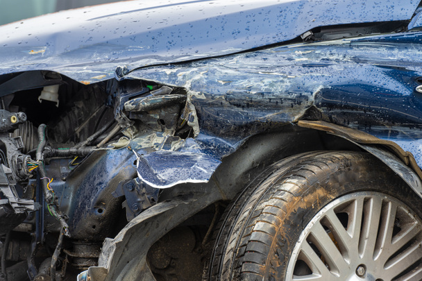 Lindesnes, Norja - Elokuu 07 2022: Yksityiskohdat tummansinisestä Ford-autosta, jolla on laajat vauriot vasemmassa etupyörässä. - Valokuva, kuva
