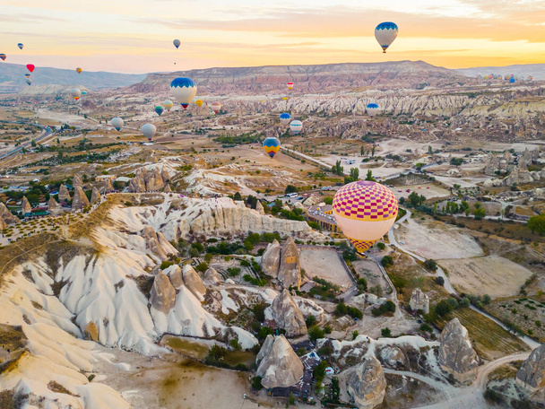 Spectaculaire vue de drone de montgolfières à air chaud chevauchent les dindes emblématiques de la Cappadoce, les villes souterraines et la vallée des cheminées de fées, des formations rocheuses. Photo de haute qualité - Photo, image