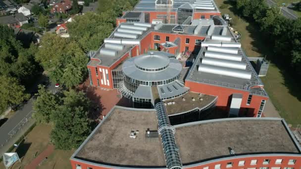 Výstava DASA Arbeitswelt (Svět práce) v Dortmundu ukazuje mnoho aspektů vztahu mezi lidmi, technikou a prací. Budova byla dokončena v roce 2000 s 13 000 m výstavní plochy a má asi 200 000 návštěvníků ročně.  - Záběry, video