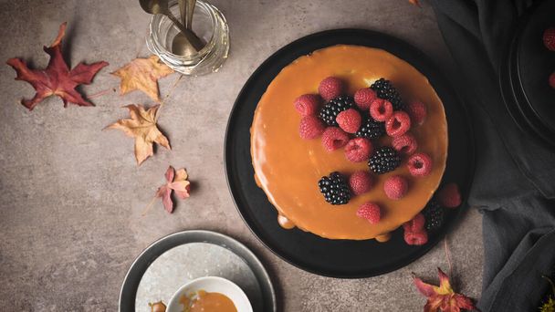 Delicious caramel cake with blackberries and raspberries. - Foto, Imagen