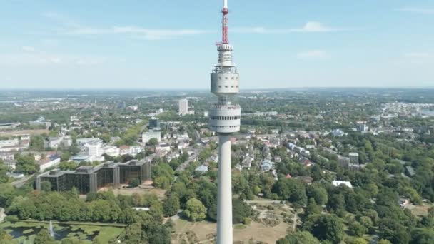 Der Fernsehturm Florian-Turm ist ein Wahrzeichen der Stadt Dortmund. Der Aussicht- und Fernsehturm wurde 1959 errichtet. Damals war es das erste seiner Art weltweit..  - Filmmaterial, Video