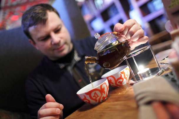 Man pouring tea - Fotoğraf, Görsel