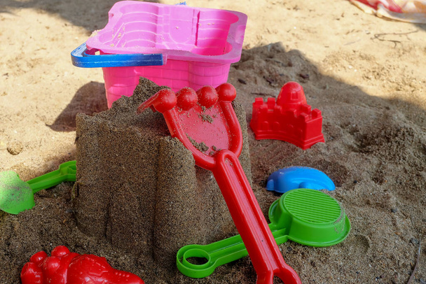Brinquedo infantil (formador de areia) em fundo de praia de areia. Brinquedos educativos - Foto, Imagem