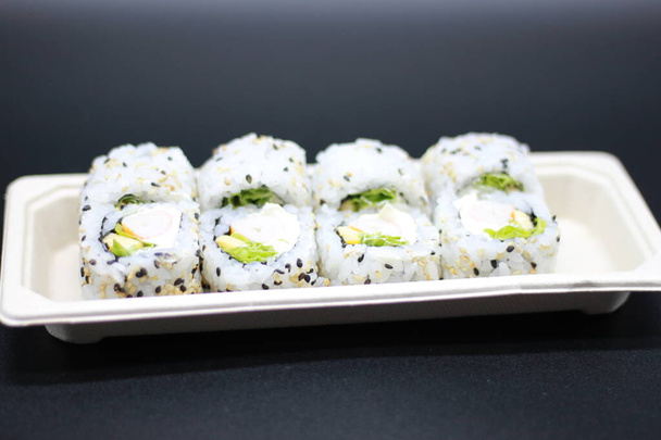 Sushi tálca fekete háttér - Fotó, kép