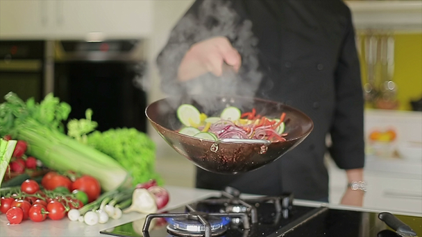 Fritar em um wok câmera lenta
 - Filmagem, Vídeo
