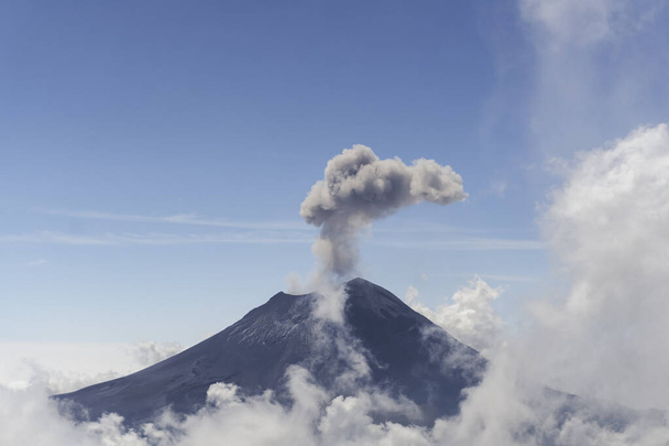 un volcán Popocatepetl fumador en México - Foto, imagen