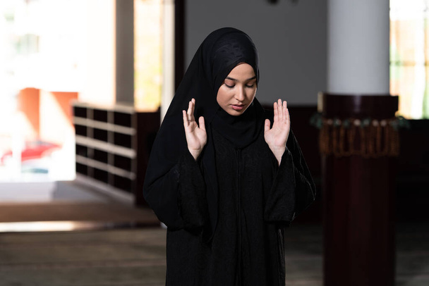 Beautiful Muslim Woman in Hijab Dress in Mosque and Praying - Фото, зображення