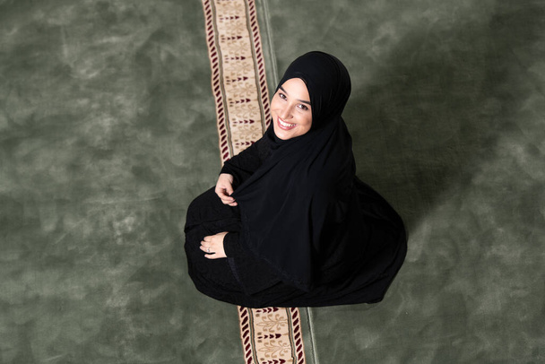 Muslim Woman Who is Wearing the Islamic Long Hijab Khimar Was Praying and Doing Dua at the Mosque for Islamic Religious Ceremony - Zdjęcie, obraz