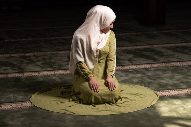 Muslim Woman Who is Wearing the Islamic Long Hijab Khimar Was Praying and Doing Dua at the Mosque for Islamic Religious Ceremony - Foto, Imagem