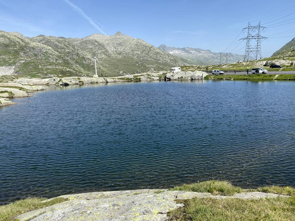 Saint Gotthard Geçidi 'nin İsviçre alp bölgesinde (Gotthard Geçidi) Lago di San Carlo Gölü üzerinde yaz atmosferi, Airolo - Ticino Kantonu (Tessin), İsviçre (Schweiz) - Fotoğraf, Görsel