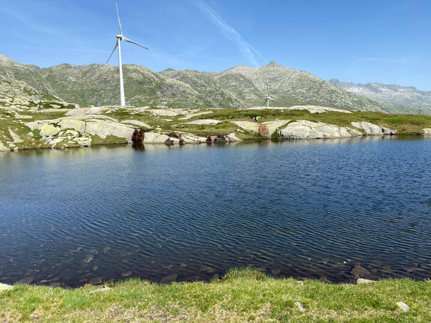Ambiente de verano en el lago Lago di San Carlo (Lago San Carlo) en la zona alpina suiza de la montaña St. Gotthard Pass (Gotthardpass), Airolo - Cantón del Tesino (Tessin), Suiza (Schweiz) - Foto, imagen