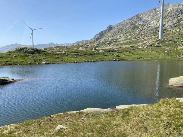Saint Gotthard Geçidi 'nin İsviçre alp bölgesinde (Gotthard Geçidi) Lago di San Carlo Gölü üzerinde yaz atmosferi, Airolo - Ticino Kantonu (Tessin), İsviçre (Schweiz) - Fotoğraf, Görsel