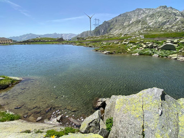 Ambiente de verano en el lago Lago della Piazza (Lago de la Piazza) en la zona alpina suiza de la montaña St. Gotthard Pass (Gotthardpass), Airolo - Cantón del Tesino (Tessin), Suiza (Schweiz) - Foto, imagen