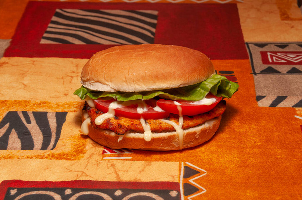 Délicieuse cuisine américaine connue sous le nom de sandwich au poulet frit du sud - Photo, image
