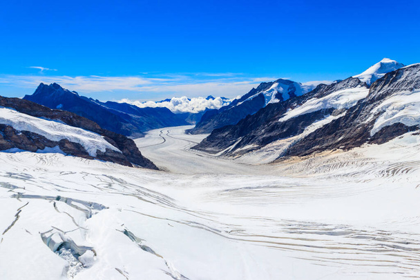 Άποψη του μεγάλου παγετώνα Aletsch, του μεγαλύτερου παγετώνα των Άλπεων και της πολιτιστικής κληρονομιάς της UNESCO, στο Καντόνιο Valais, Ελβετία - Φωτογραφία, εικόνα