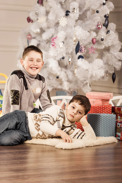 boys with Christmas gifts - Foto, afbeelding