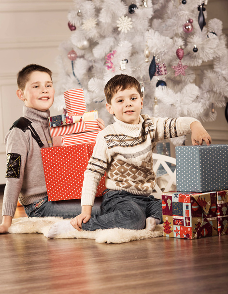 boys with Christmas gifts - Fotoğraf, Görsel