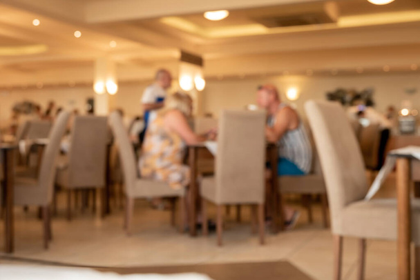 Foto desfocada Pessoas Descanse e despeje bebidas no restaurante do hotel, Moraitika, Corfu, Grécia. Foto de alta qualidade - Foto, Imagem