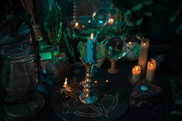 Hexenaltar. Konzept der Wahrsagerei und Schicksalsprognosen, Kerzenzauber und Witka-Elemente auf einem Tisch - Foto, Bild