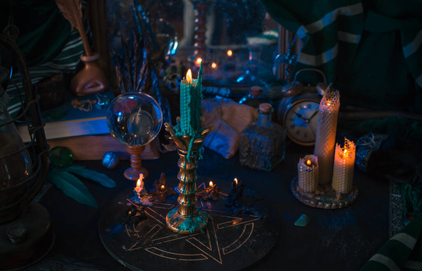 Cadı sunağı. Falcılık kavramı ve kader kehanetleri, mum büyüsü ve cadı unsurları bir masada - Fotoğraf, Görsel