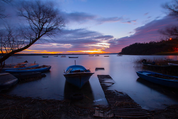 Isparta Eirdir Lac lever du soleil et bateaux de pêche - Photo, image