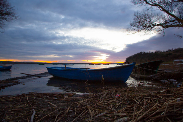 Isparta Eirdir Lac lever du soleil et bateaux de pêche - Photo, image