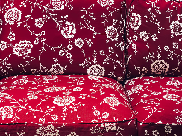 Wystrój wnętrz i wnętrz, sofa z kwiatowym wzorem tkaniny w salonie, zbliżenie tapicerki - Zdjęcie, obraz